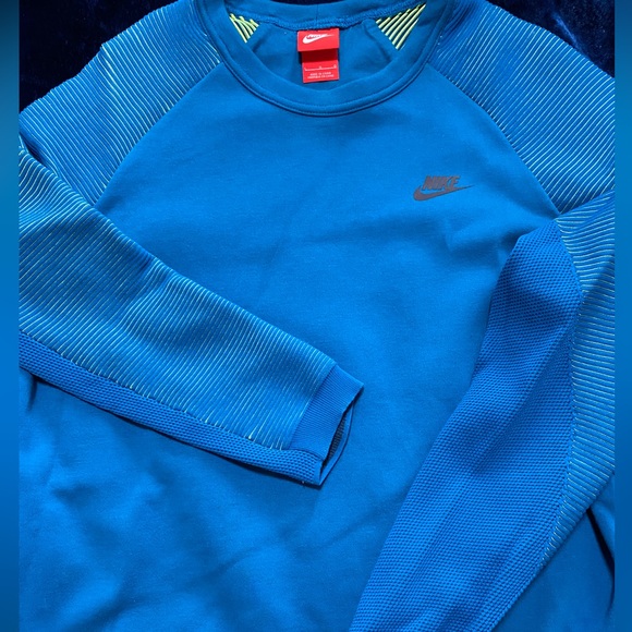 Nike Tech Fleece Crew - Picture 6 of 6